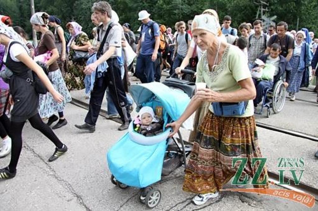 Svētās Trijādības-Sergija sieviešu klostera filiālē Valgundes sieviešu Kristus Apskaidrošanās tuksneša klosterī 17.augustā ieradās svētceļnieki, kas no Rīgas ceļu mērojuši, lai lūgtu grēku piedošanu.
Sākot iet pulksten pusastoņos no rīta,...