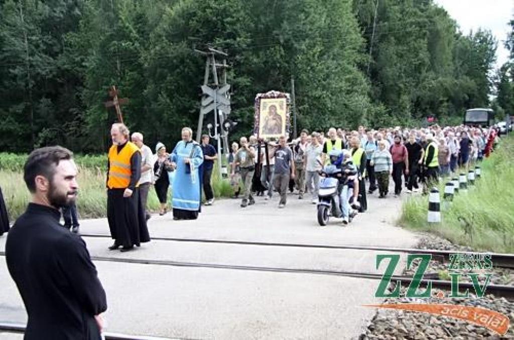 Svētās Trijādības-Sergija sieviešu klostera filiālē Valgundes sieviešu Kristus Apskaidrošanās tuksneša klosterī 17.augustā ieradās svētceļnieki, kas no Rīgas ceļu mērojuši, lai lūgtu grēku piedošanu.
Sākot iet pulksten pusastoņos no rīta,...