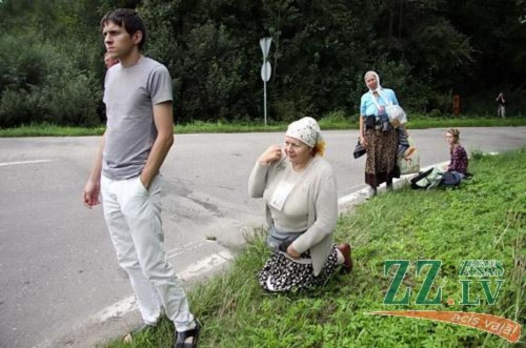 Svētās Trijādības-Sergija sieviešu klostera filiālē Valgundes sieviešu Kristus Apskaidrošanās tuksneša klosterī 17.augustā ieradās svētceļnieki, kas no Rīgas ceļu mērojuši, lai lūgtu grēku piedošanu.
Sākot iet pulksten pusastoņos no rīta,...
