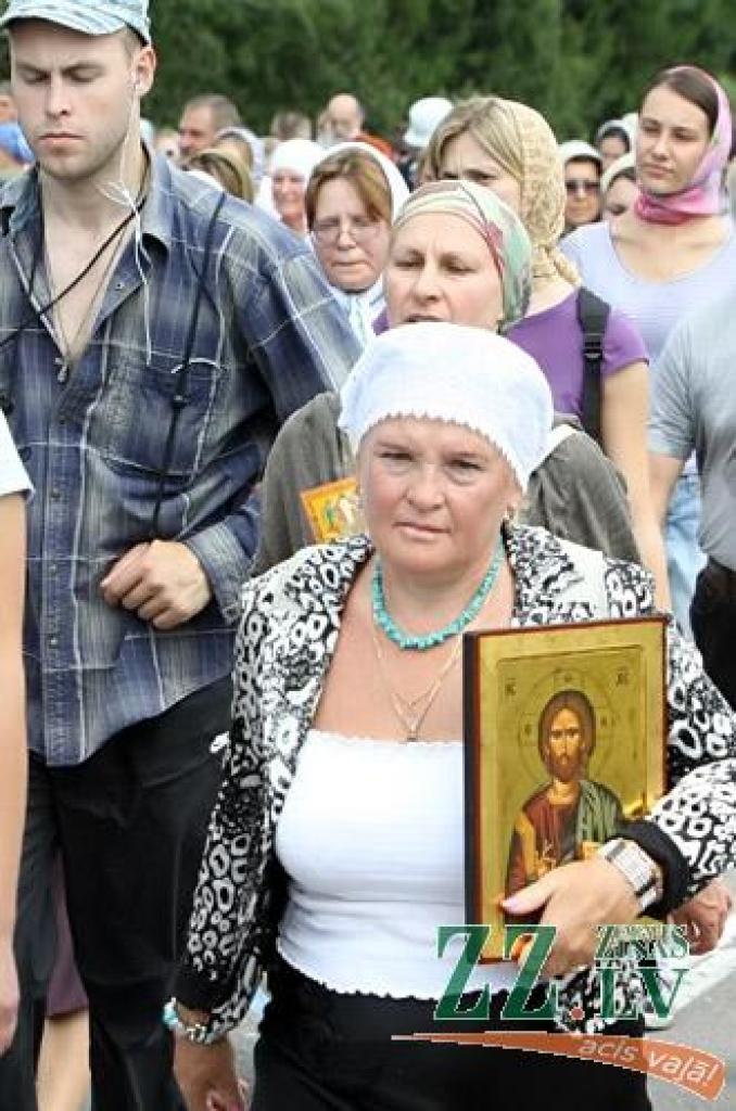 Svētās Trijādības-Sergija sieviešu klostera filiālē Valgundes sieviešu Kristus Apskaidrošanās tuksneša klosterī 17.augustā ieradās svētceļnieki, kas no Rīgas ceļu mērojuši, lai lūgtu grēku piedošanu.
Sākot iet pulksten pusastoņos no rīta,...