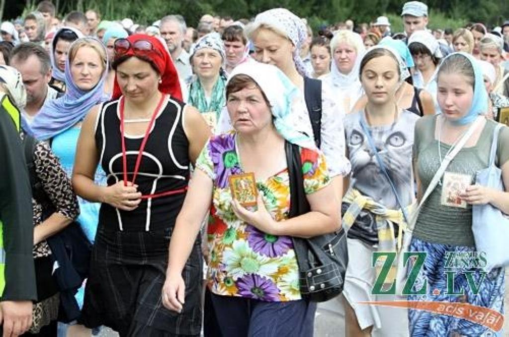 Svētās Trijādības-Sergija sieviešu klostera filiālē Valgundes sieviešu Kristus Apskaidrošanās tuksneša klosterī 17.augustā ieradās svētceļnieki, kas no Rīgas ceļu mērojuši, lai lūgtu grēku piedošanu.
Sākot iet pulksten pusastoņos no rīta,...