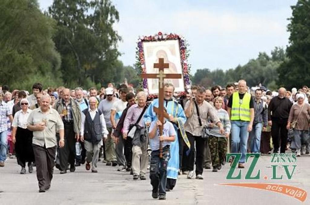 Svētās Trijādības-Sergija sieviešu klostera filiālē Valgundes sieviešu Kristus Apskaidrošanās tuksneša klosterī 17.augustā ieradās svētceļnieki, kas no Rīgas ceļu mērojuši, lai lūgtu grēku piedošanu.
Sākot iet pulksten pusastoņos no rīta,...