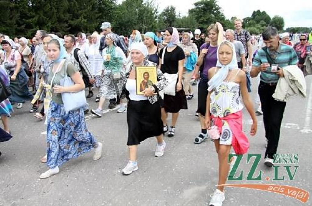 Svētās Trijādības-Sergija sieviešu klostera filiālē Valgundes sieviešu Kristus Apskaidrošanās tuksneša klosterī 17.augustā ieradās svētceļnieki, kas no Rīgas ceļu mērojuši, lai lūgtu grēku piedošanu.
Sākot iet pulksten pusastoņos no rīta,...