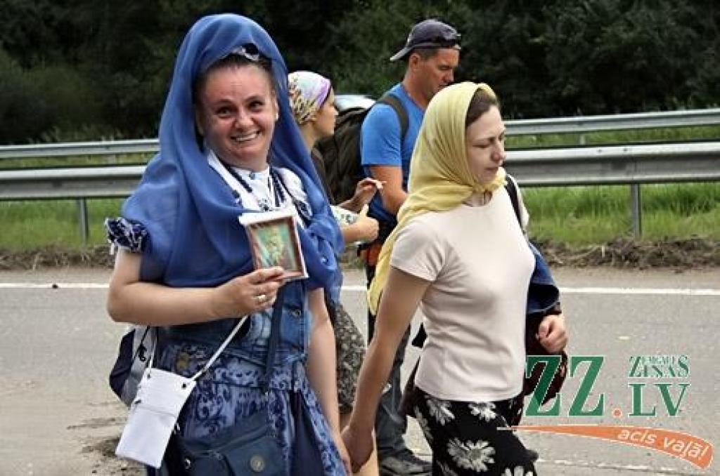 Svētās Trijādības-Sergija sieviešu klostera filiālē Valgundes sieviešu Kristus Apskaidrošanās tuksneša klosterī 17.augustā ieradās svētceļnieki, kas no Rīgas ceļu mērojuši, lai lūgtu grēku piedošanu.
Sākot iet pulksten pusastoņos no rīta,...