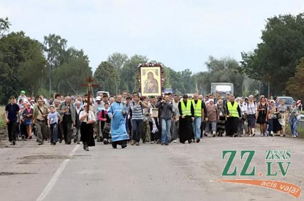 Svētās Trijādības-Sergija sieviešu klostera filiālē Valgundes sieviešu Kristus Apskaidrošanās tuksneša klosterī 17.augustā ieradās svētceļnieki, kas no Rīgas ceļu mērojuši, lai lūgtu grēku piedošanu.
Sākot iet pulksten pusastoņos no rīta,...