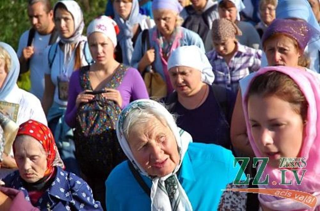 Svētās Trijādības-Sergija sieviešu klostera filiālē Valgundes sieviešu Kristus Apskaidrošanās tuksneša klosterī 17.augustā ieradās svētceļnieki, kas no Rīgas ceļu mērojuši, lai lūgtu grēku piedošanu.
Sākot iet pulksten pusastoņos no rīta,...