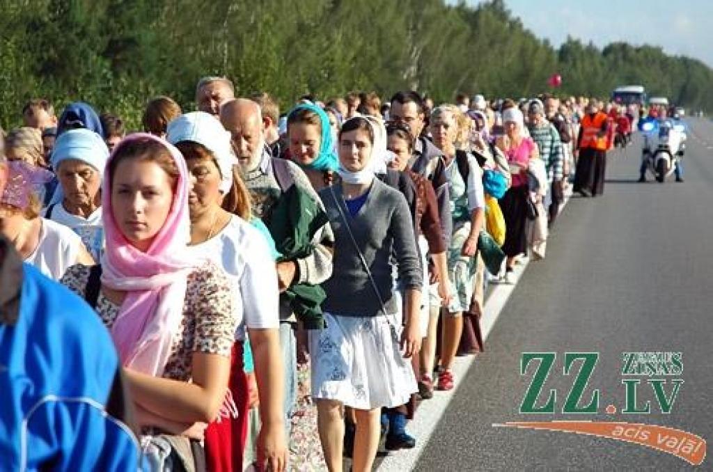 Svētās Trijādības-Sergija sieviešu klostera filiālē Valgundes sieviešu Kristus Apskaidrošanās tuksneša klosterī 17.augustā ieradās svētceļnieki, kas no Rīgas ceļu mērojuši, lai lūgtu grēku piedošanu.
Sākot iet pulksten pusastoņos no rīta,...