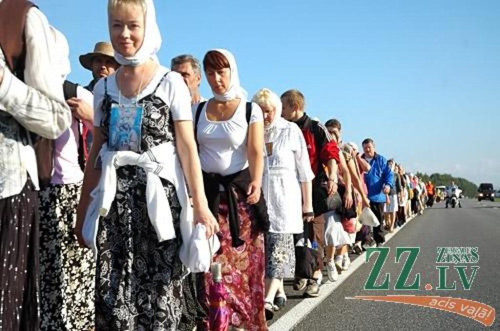 Svētās Trijādības-Sergija sieviešu klostera filiālē Valgundes sieviešu Kristus Apskaidrošanās tuksneša klosterī 17.augustā ieradās svētceļnieki, kas no Rīgas ceļu mērojuši, lai lūgtu grēku piedošanu.
Sākot iet pulksten pusastoņos no rīta,...