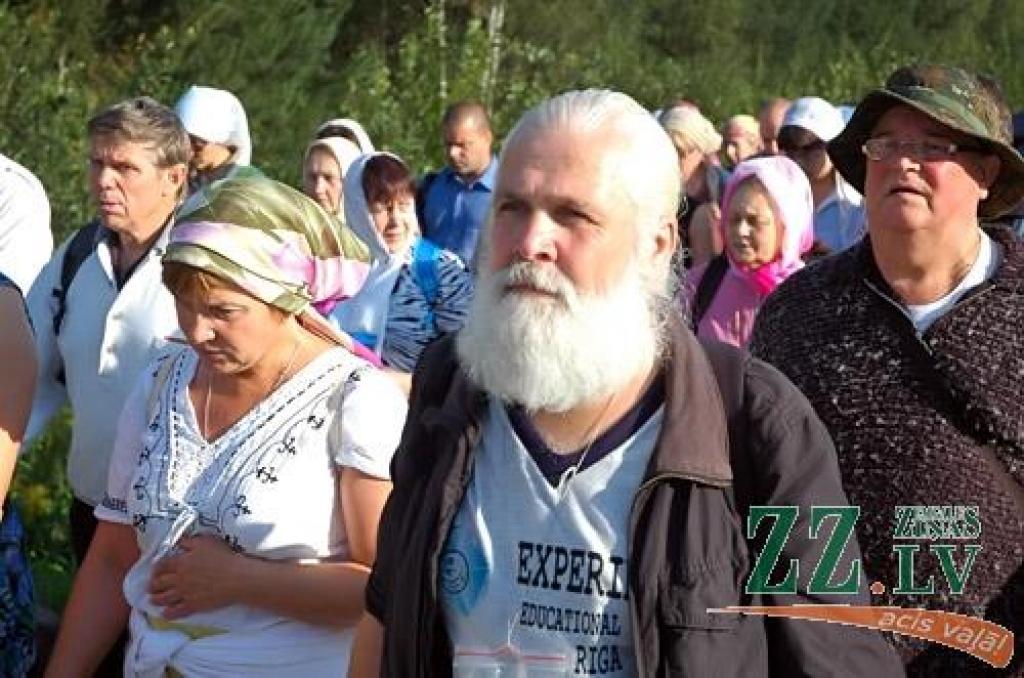 Svētās Trijādības-Sergija sieviešu klostera filiālē Valgundes sieviešu Kristus Apskaidrošanās tuksneša klosterī 17.augustā ieradās svētceļnieki, kas no Rīgas ceļu mērojuši, lai lūgtu grēku piedošanu.
Sākot iet pulksten pusastoņos no rīta,...