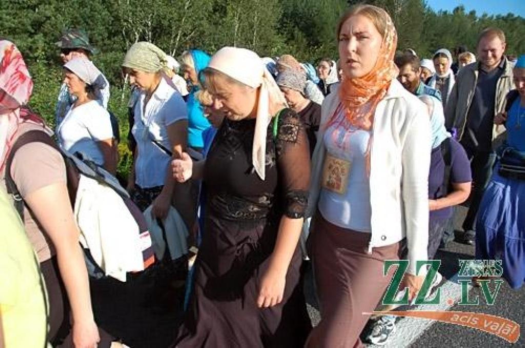 Svētās Trijādības-Sergija sieviešu klostera filiālē Valgundes sieviešu Kristus Apskaidrošanās tuksneša klosterī 17.augustā ieradās svētceļnieki, kas no Rīgas ceļu mērojuši, lai lūgtu grēku piedošanu.
Sākot iet pulksten pusastoņos no rīta,...