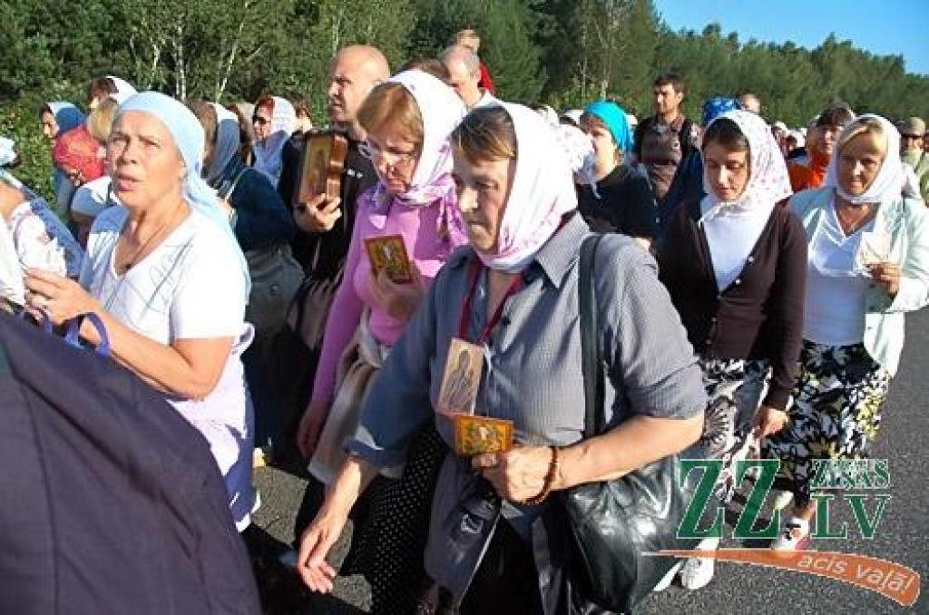 Svētās Trijādības-Sergija sieviešu klostera filiālē Valgundes sieviešu Kristus Apskaidrošanās tuksneša klosterī 17.augustā ieradās svētceļnieki, kas no Rīgas ceļu mērojuši, lai lūgtu grēku piedošanu.
Sākot iet pulksten pusastoņos no rīta,...