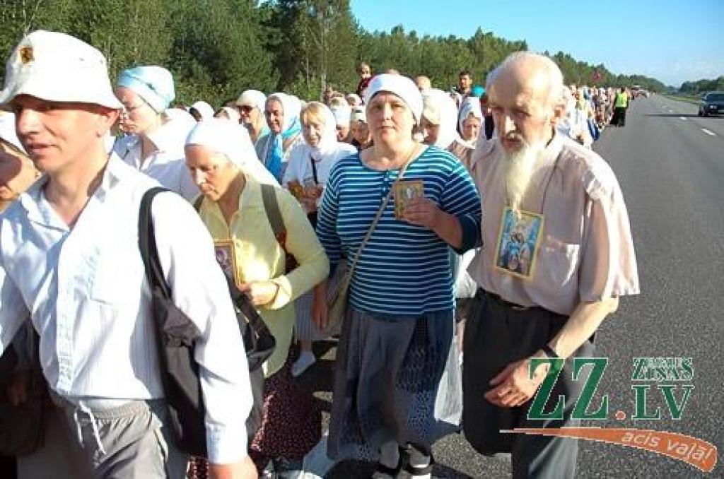 Svētās Trijādības-Sergija sieviešu klostera filiālē Valgundes sieviešu Kristus Apskaidrošanās tuksneša klosterī 17.augustā ieradās svētceļnieki, kas no Rīgas ceļu mērojuši, lai lūgtu grēku piedošanu.
Sākot iet pulksten pusastoņos no rīta,...
