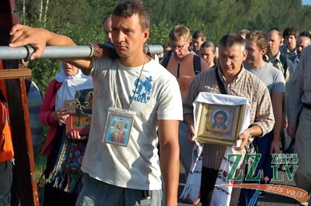 Svētās Trijādības-Sergija sieviešu klostera filiālē Valgundes sieviešu Kristus Apskaidrošanās tuksneša klosterī 17.augustā ieradās svētceļnieki, kas no Rīgas ceļu mērojuši, lai lūgtu grēku piedošanu.
Sākot iet pulksten pusastoņos no rīta,...