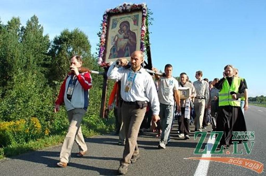 Svētās Trijādības-Sergija sieviešu klostera filiālē Valgundes sieviešu Kristus Apskaidrošanās tuksneša klosterī 17.augustā ieradās svētceļnieki, kas no Rīgas ceļu mērojuši, lai lūgtu grēku piedošanu.
Sākot iet pulksten pusastoņos no rīta,...