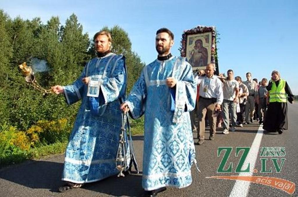 Svētās Trijādības-Sergija sieviešu klostera filiālē Valgundes sieviešu Kristus Apskaidrošanās tuksneša klosterī 17.augustā ieradās svētceļnieki, kas no Rīgas ceļu mērojuši, lai lūgtu grēku piedošanu.
Sākot iet pulksten pusastoņos no rīta,...