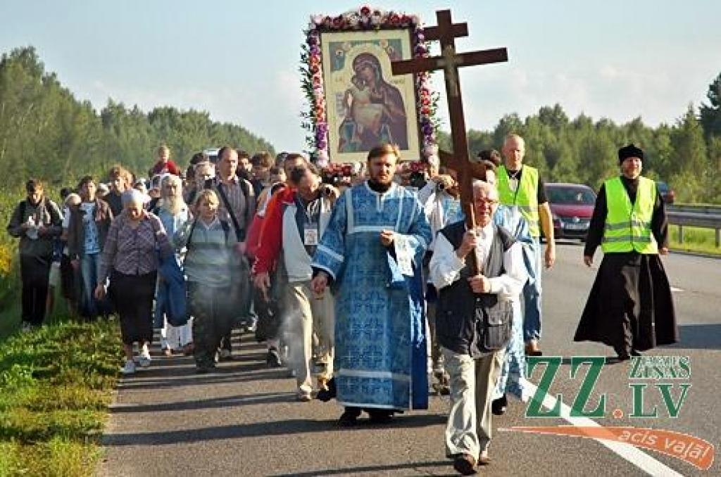 Svētās Trijādības-Sergija sieviešu klostera filiālē Valgundes sieviešu Kristus Apskaidrošanās tuksneša klosterī 17.augustā ieradās svētceļnieki, kas no Rīgas ceļu mērojuši, lai lūgtu grēku piedošanu.
Sākot iet pulksten pusastoņos no rīta,...