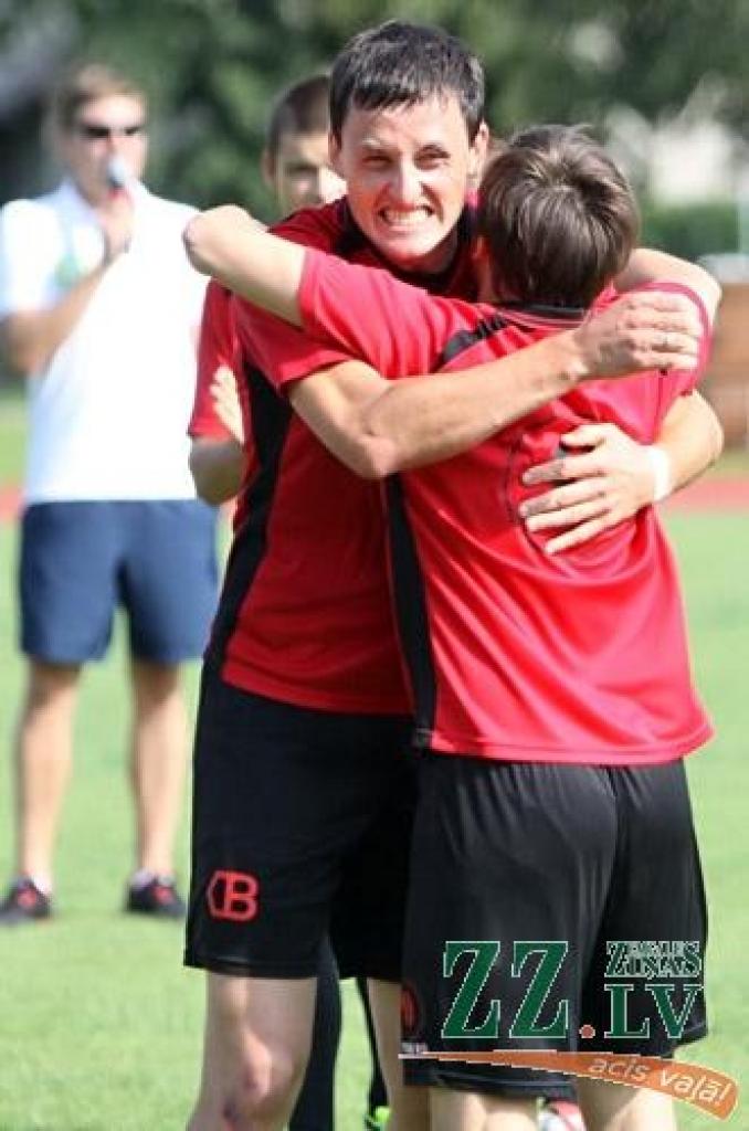 Grupas «Prāta vētra» iedibinātais amatieru čempionāts minifutbolā «Mītava open 2011» noslēdzies 13. augustā ar finālturnīru Zemgales Olimpiskajā centrā.
Līdz tam notika priekšsacīkstes jeb seši zonālie turnīri, un no katra pa trim...