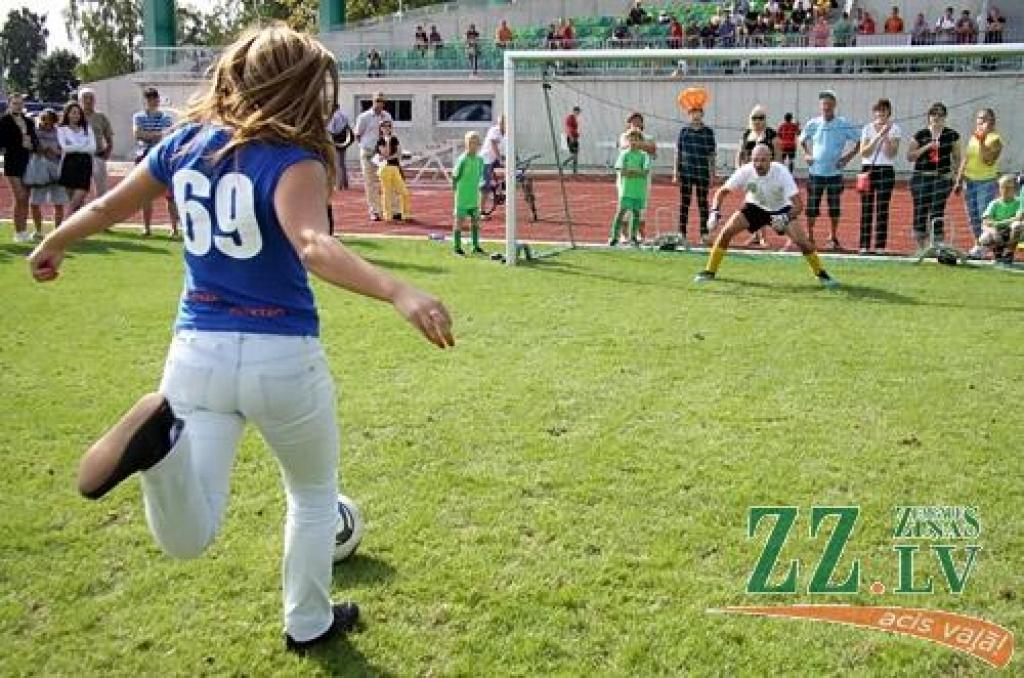 Grupas «Prāta vētra» iedibinātais amatieru čempionāts minifutbolā «Mītava open 2011» noslēdzies 13. augustā ar finālturnīru Zemgales Olimpiskajā centrā.
Līdz tam notika priekšsacīkstes jeb seši zonālie turnīri, un no katra pa trim...