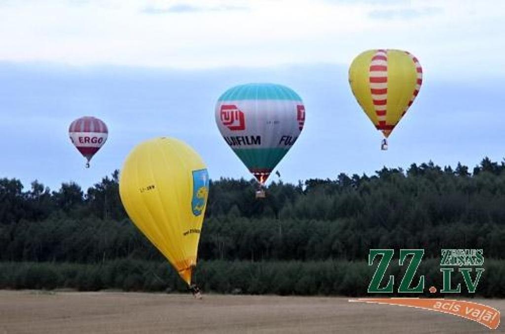 Sagaidot lidojumam labvēlīgus laikapstākļus, 11.augusta vakarā 25 piloti no Mūrmuižas cēlās gaisā, lai izpildītu gaisa balonu festivāla «LMT Kauss» galvenā tiesneša Igora Lobašova piecus uzdevumus. Par to, kuram, piezemējoties Svētes pusē,...