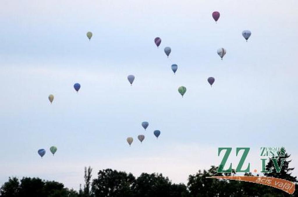 Sagaidot lidojumam labvēlīgus laikapstākļus, 11.augusta vakarā 25 piloti no Mūrmuižas cēlās gaisā, lai izpildītu gaisa balonu festivāla «LMT Kauss» galvenā tiesneša Igora Lobašova piecus uzdevumus. Par to, kuram, piezemējoties Svētes pusē,...
