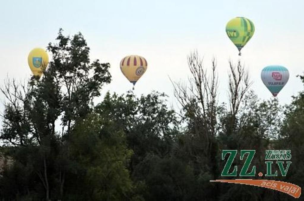 Sagaidot lidojumam labvēlīgus laikapstākļus, 11.augusta vakarā 25 piloti no Mūrmuižas cēlās gaisā, lai izpildītu gaisa balonu festivāla «LMT Kauss» galvenā tiesneša Igora Lobašova piecus uzdevumus. Par to, kuram, piezemējoties Svētes pusē,...