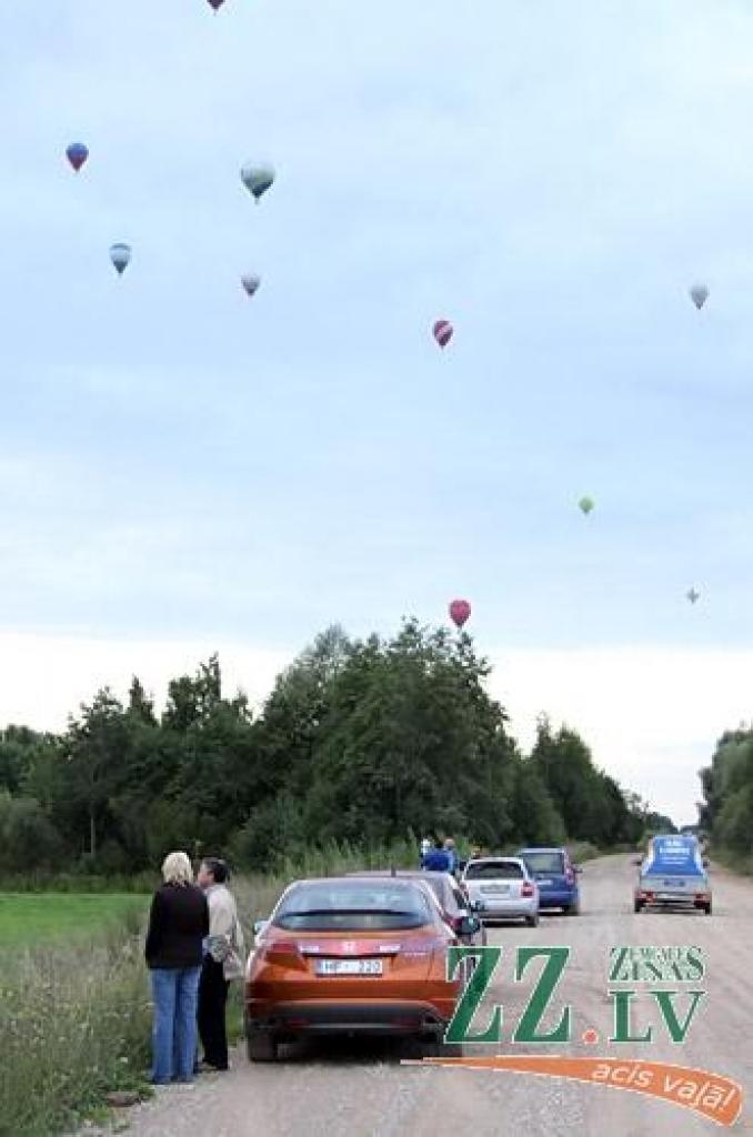 Sagaidot lidojumam labvēlīgus laikapstākļus, 11.augusta vakarā 25 piloti no Mūrmuižas cēlās gaisā, lai izpildītu gaisa balonu festivāla «LMT Kauss» galvenā tiesneša Igora Lobašova piecus uzdevumus. Par to, kuram, piezemējoties Svētes pusē,...