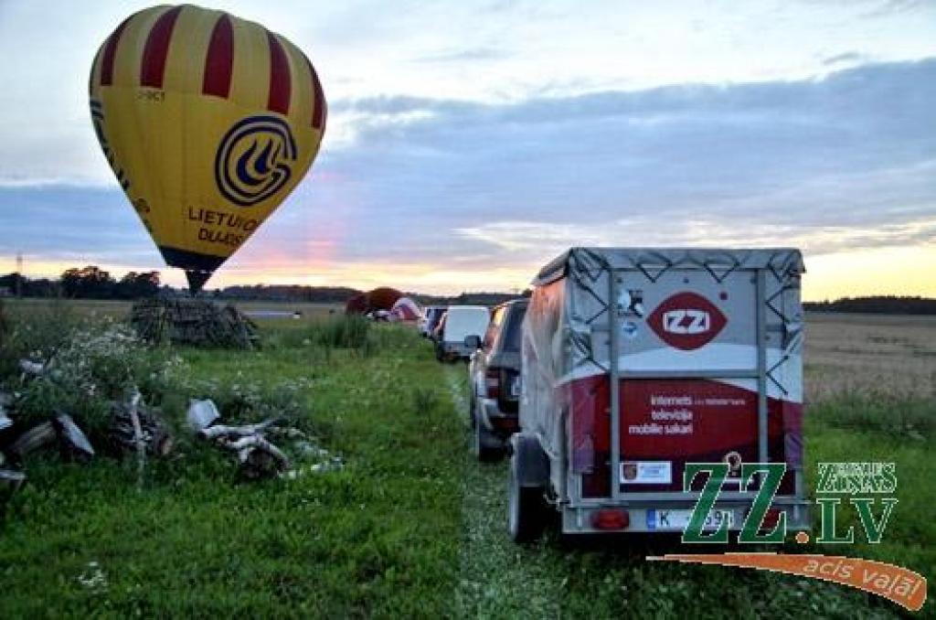Sagaidot lidojumam labvēlīgus laikapstākļus, 11.augusta vakarā 25 piloti no Mūrmuižas cēlās gaisā, lai izpildītu gaisa balonu festivāla «LMT Kauss» galvenā tiesneša Igora Lobašova piecus uzdevumus. Par to, kuram, piezemējoties Svētes pusē,...