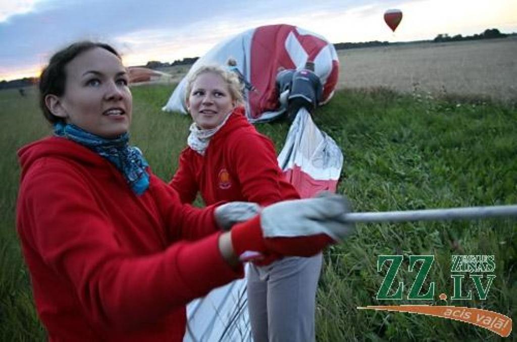 Sagaidot lidojumam labvēlīgus laikapstākļus, 11.augusta vakarā 25 piloti no Mūrmuižas cēlās gaisā, lai izpildītu gaisa balonu festivāla «LMT Kauss» galvenā tiesneša Igora Lobašova piecus uzdevumus. Par to, kuram, piezemējoties Svētes pusē,...