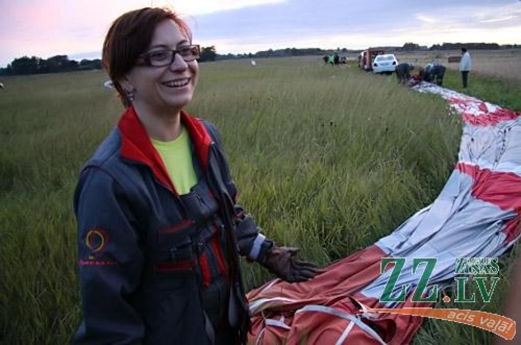 Sagaidot lidojumam labvēlīgus laikapstākļus, 11.augusta vakarā 25 piloti no Mūrmuižas cēlās gaisā, lai izpildītu gaisa balonu festivāla «LMT Kauss» galvenā tiesneša Igora Lobašova piecus uzdevumus. Par to, kuram, piezemējoties Svētes pusē,...