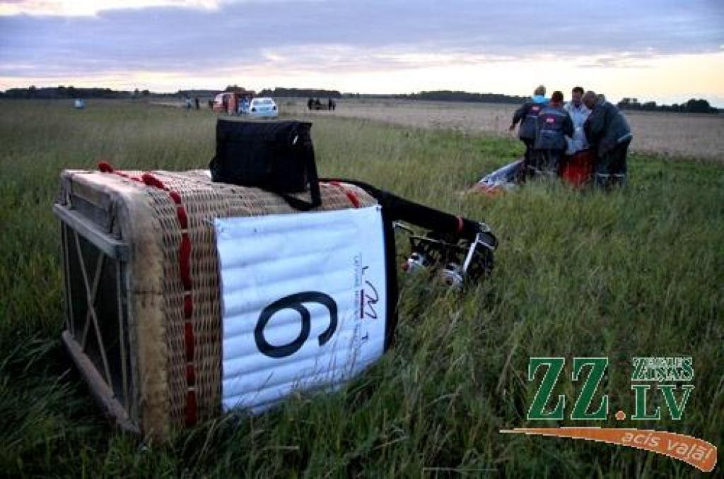 Sagaidot lidojumam labvēlīgus laikapstākļus, 11.augusta vakarā 25 piloti no Mūrmuižas cēlās gaisā, lai izpildītu gaisa balonu festivāla «LMT Kauss» galvenā tiesneša Igora Lobašova piecus uzdevumus. Par to, kuram, piezemējoties Svētes pusē,...