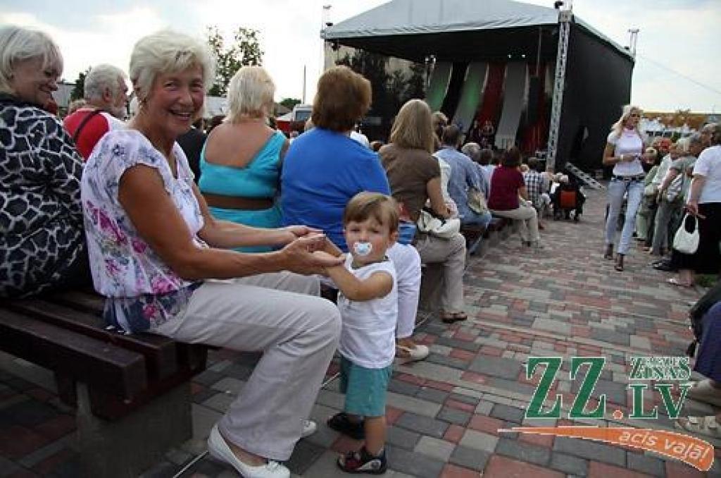 «Čikāgas piecīši» par godu 50 gadu jubilejai vairākās Latvijas pilsētās sniedz deviņus koncertus. 7.augustā viņi ciemojās Jelgavā.
Par ansambļa dibināšanu «Čikāgas piecīši» uzskata 1961.gadu, kad Čikāgas latviešu jaunatnes sarīkojumā...