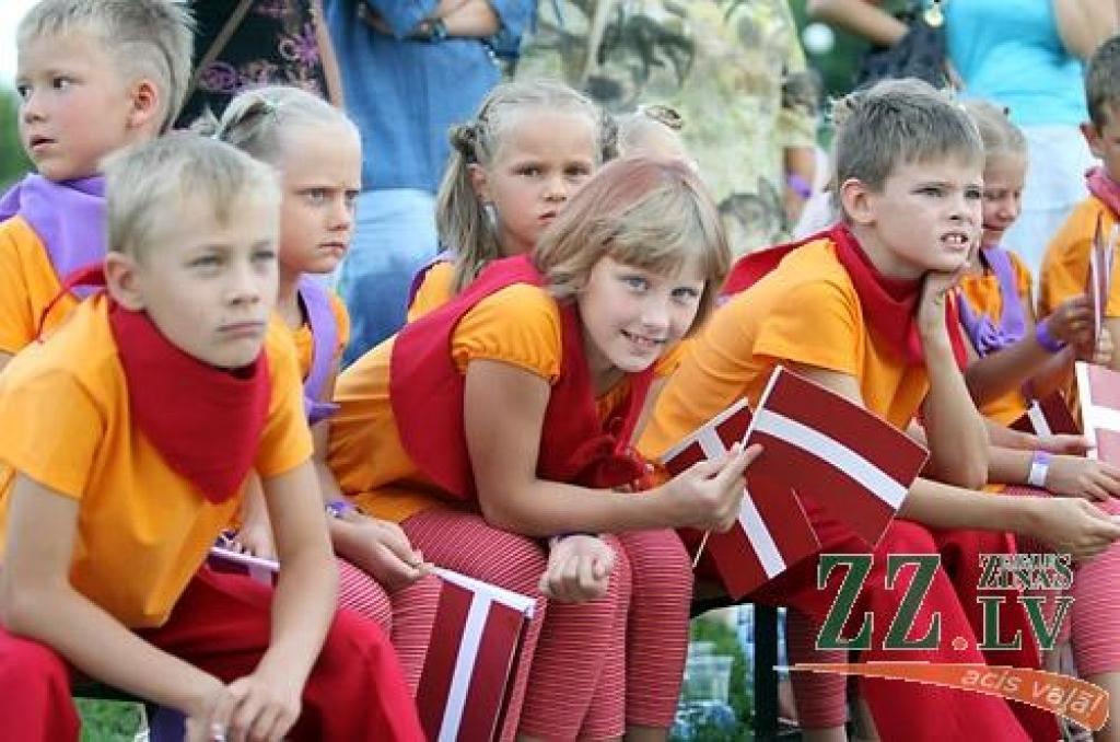 «Čikāgas piecīši» par godu 50 gadu jubilejai vairākās Latvijas pilsētās sniedz deviņus koncertus. 7.augustā viņi ciemojās Jelgavā.
Par ansambļa dibināšanu «Čikāgas piecīši» uzskata 1961.gadu, kad Čikāgas latviešu jaunatnes sarīkojumā...