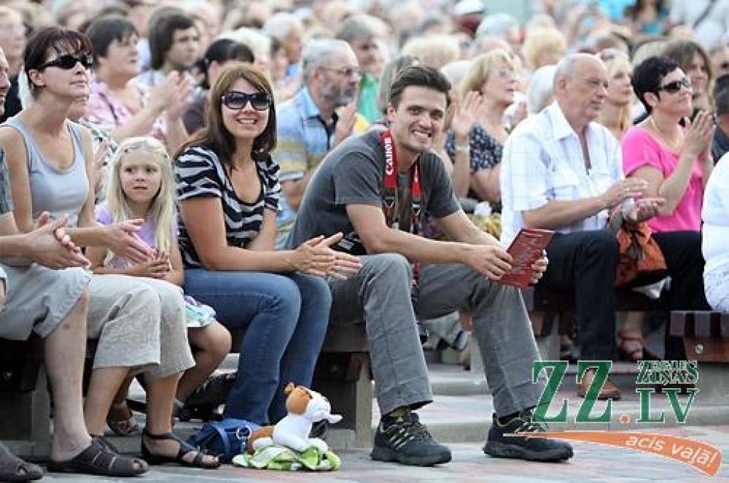«Čikāgas piecīši» par godu 50 gadu jubilejai vairākās Latvijas pilsētās sniedz deviņus koncertus. 7.augustā viņi ciemojās Jelgavā.
Par ansambļa dibināšanu «Čikāgas piecīši» uzskata 1961.gadu, kad Čikāgas latviešu jaunatnes sarīkojumā...
