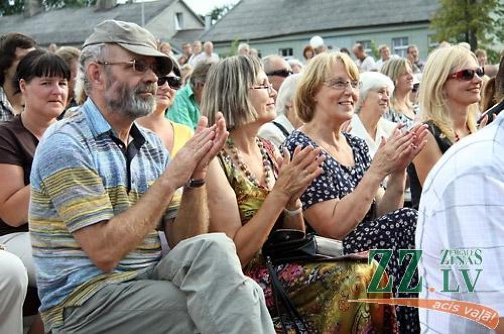 «Čikāgas piecīši» par godu 50 gadu jubilejai vairākās Latvijas pilsētās sniedz deviņus koncertus. 7.augustā viņi ciemojās Jelgavā.
Par ansambļa dibināšanu «Čikāgas piecīši» uzskata 1961.gadu, kad Čikāgas latviešu jaunatnes sarīkojumā...