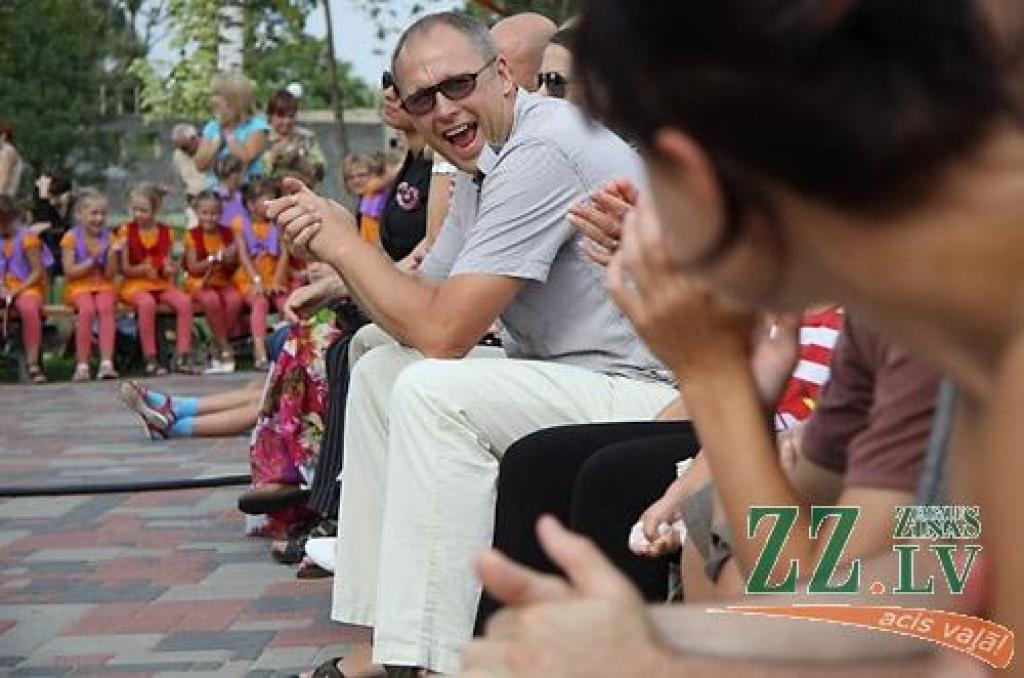 «Čikāgas piecīši» par godu 50 gadu jubilejai vairākās Latvijas pilsētās sniedz deviņus koncertus. 7.augustā viņi ciemojās Jelgavā.
Par ansambļa dibināšanu «Čikāgas piecīši» uzskata 1961.gadu, kad Čikāgas latviešu jaunatnes sarīkojumā...