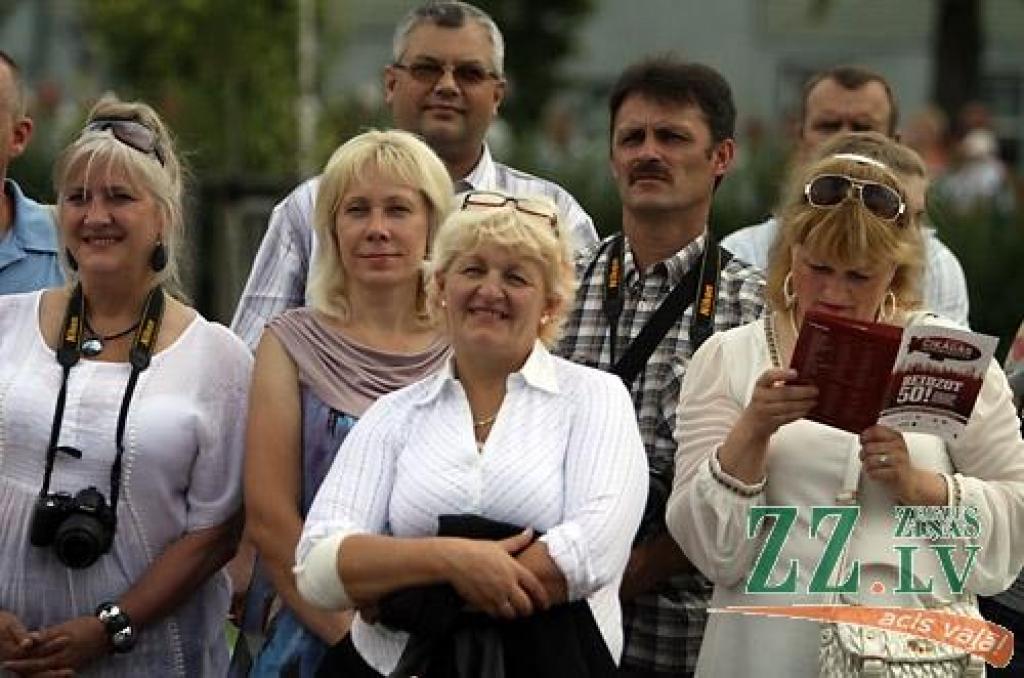 «Čikāgas piecīši» par godu 50 gadu jubilejai vairākās Latvijas pilsētās sniedz deviņus koncertus. 7.augustā viņi ciemojās Jelgavā.
Par ansambļa dibināšanu «Čikāgas piecīši» uzskata 1961.gadu, kad Čikāgas latviešu jaunatnes sarīkojumā...