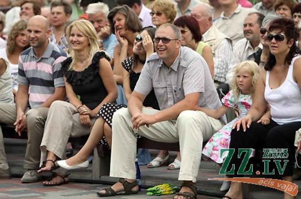 «Čikāgas piecīši» par godu 50 gadu jubilejai vairākās Latvijas pilsētās sniedz deviņus koncertus. 7.augustā viņi ciemojās Jelgavā.
Par ansambļa dibināšanu «Čikāgas piecīši» uzskata 1961.gadu, kad Čikāgas latviešu jaunatnes sarīkojumā...