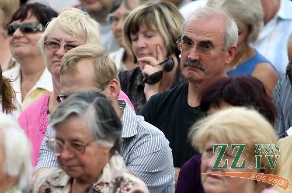 «Čikāgas piecīši» par godu 50 gadu jubilejai vairākās Latvijas pilsētās sniedz deviņus koncertus. 7.augustā viņi ciemojās Jelgavā.
Par ansambļa dibināšanu «Čikāgas piecīši» uzskata 1961.gadu, kad Čikāgas latviešu jaunatnes sarīkojumā...