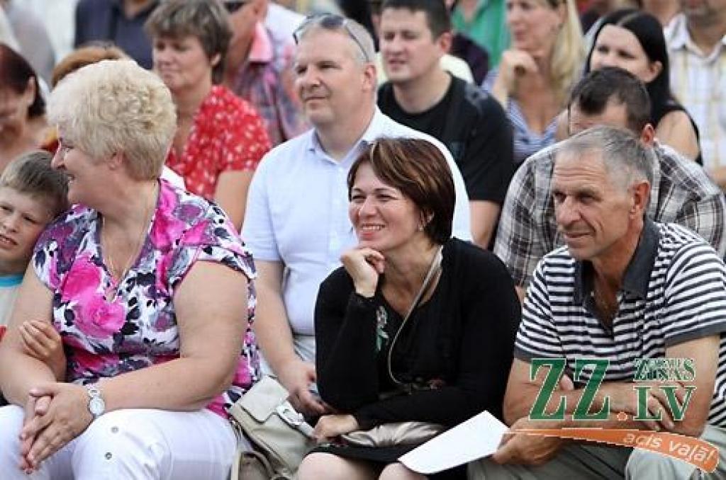 «Čikāgas piecīši» par godu 50 gadu jubilejai vairākās Latvijas pilsētās sniedz deviņus koncertus. 7.augustā viņi ciemojās Jelgavā.
Par ansambļa dibināšanu «Čikāgas piecīši» uzskata 1961.gadu, kad Čikāgas latviešu jaunatnes sarīkojumā...