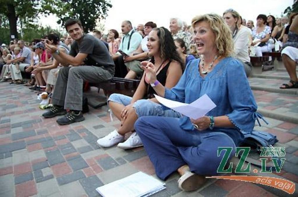 «Čikāgas piecīši» par godu 50 gadu jubilejai vairākās Latvijas pilsētās sniedz deviņus koncertus. 7.augustā viņi ciemojās Jelgavā.
Par ansambļa dibināšanu «Čikāgas piecīši» uzskata 1961.gadu, kad Čikāgas latviešu jaunatnes sarīkojumā...