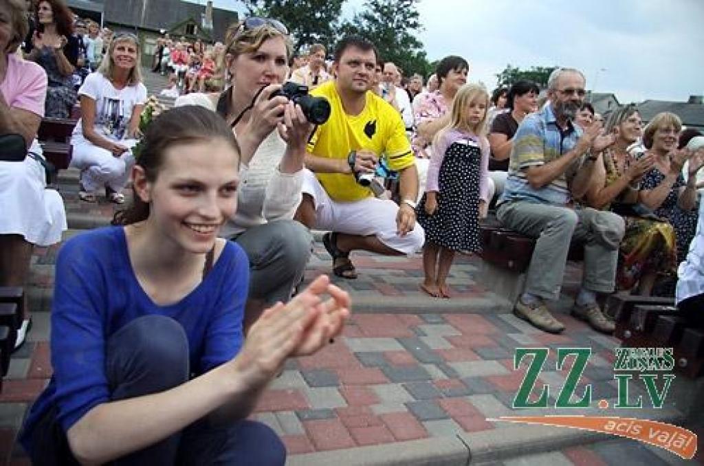 «Čikāgas piecīši» par godu 50 gadu jubilejai vairākās Latvijas pilsētās sniedz deviņus koncertus. 7.augustā viņi ciemojās Jelgavā.
Par ansambļa dibināšanu «Čikāgas piecīši» uzskata 1961.gadu, kad Čikāgas latviešu jaunatnes sarīkojumā...