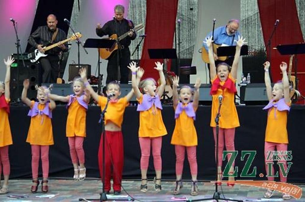 «Čikāgas piecīši» par godu 50 gadu jubilejai vairākās Latvijas pilsētās sniedz deviņus koncertus. 7.augustā viņi ciemojās Jelgavā.
Par ansambļa dibināšanu «Čikāgas piecīši» uzskata 1961.gadu, kad Čikāgas latviešu jaunatnes sarīkojumā...