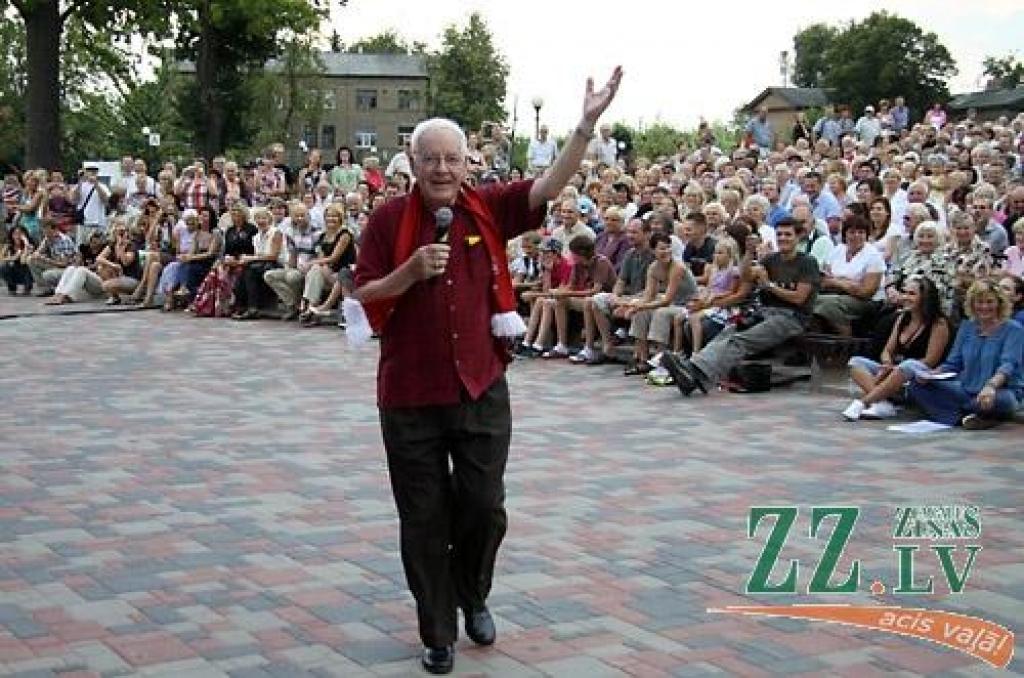 «Čikāgas piecīši» par godu 50 gadu jubilejai vairākās Latvijas pilsētās sniedz deviņus koncertus. 7.augustā viņi ciemojās Jelgavā.
Par ansambļa dibināšanu «Čikāgas piecīši» uzskata 1961.gadu, kad Čikāgas latviešu jaunatnes sarīkojumā...