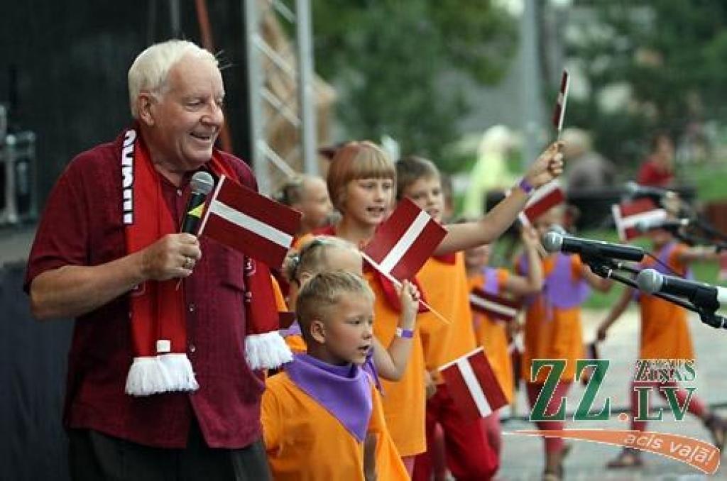 «Čikāgas piecīši» par godu 50 gadu jubilejai vairākās Latvijas pilsētās sniedz deviņus koncertus. 7.augustā viņi ciemojās Jelgavā.
Par ansambļa dibināšanu «Čikāgas piecīši» uzskata 1961.gadu, kad Čikāgas latviešu jaunatnes sarīkojumā...