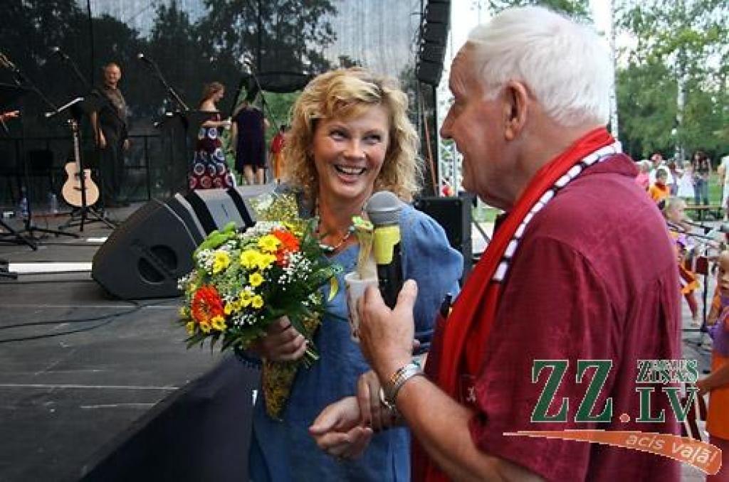 «Čikāgas piecīši» par godu 50 gadu jubilejai vairākās Latvijas pilsētās sniedz deviņus koncertus. 7.augustā viņi ciemojās Jelgavā.
Par ansambļa dibināšanu «Čikāgas piecīši» uzskata 1961.gadu, kad Čikāgas latviešu jaunatnes sarīkojumā...