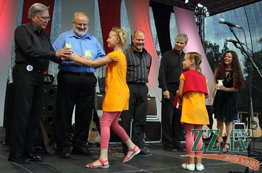 «Čikāgas piecīši» par godu 50 gadu jubilejai vairākās Latvijas pilsētās sniedz deviņus koncertus. 7.augustā viņi ciemojās Jelgavā.
Par ansambļa dibināšanu «Čikāgas piecīši» uzskata 1961.gadu, kad Čikāgas latviešu jaunatnes sarīkojumā...