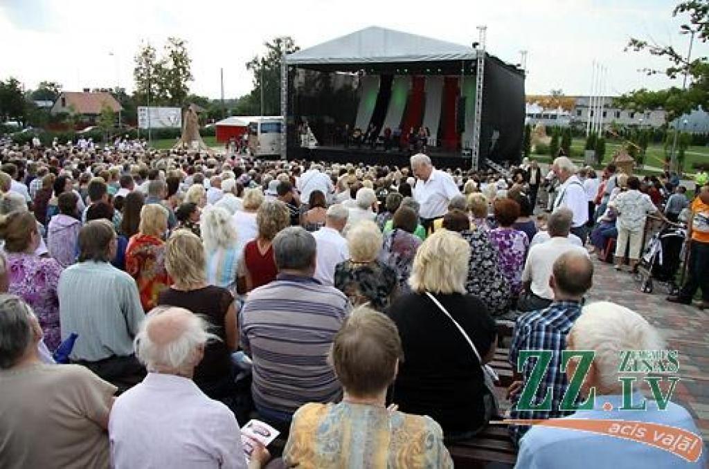 «Čikāgas piecīši» par godu 50 gadu jubilejai vairākās Latvijas pilsētās sniedz deviņus koncertus. 7.augustā viņi ciemojās Jelgavā.
Par ansambļa dibināšanu «Čikāgas piecīši» uzskata 1961.gadu, kad Čikāgas latviešu jaunatnes sarīkojumā...