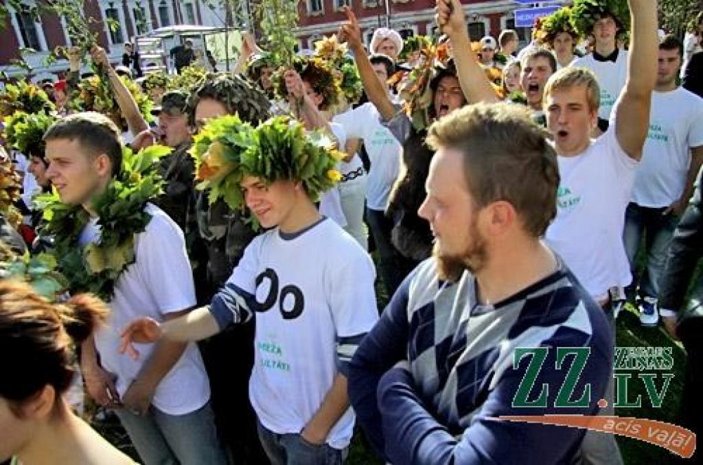 Jelgavas pils pagalmā jaunie studenti izcīnījuši sava zinību vīra Azemitologa lielo un mazo balvu. Mazo balvu izcīnīja Lauksaimniecības fakultātes (LF) studenti, bet Lielā balva aizceļoja pie Tehniskās fakultātes (TF) pirmkursniekiem.
Par...