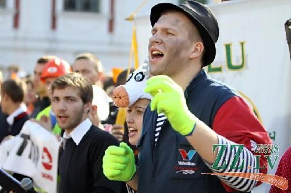 Jelgavas pils pagalmā jaunie studenti izcīnījuši sava zinību vīra Azemitologa lielo un mazo balvu. Mazo balvu izcīnīja Lauksaimniecības fakultātes (LF) studenti, bet Lielā balva aizceļoja pie Tehniskās fakultātes (TF) pirmkursniekiem.
Par...