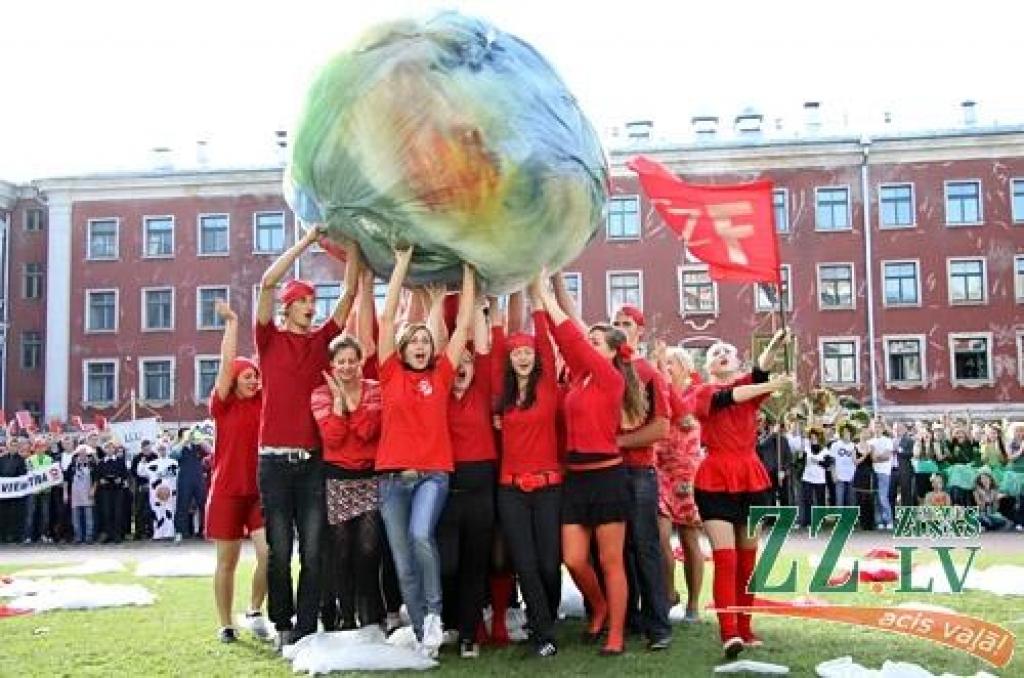 Jelgavas pils pagalmā jaunie studenti izcīnījuši sava zinību vīra Azemitologa lielo un mazo balvu. Mazo balvu izcīnīja Lauksaimniecības fakultātes (LF) studenti, bet Lielā balva aizceļoja pie Tehniskās fakultātes (TF) pirmkursniekiem.
Par...